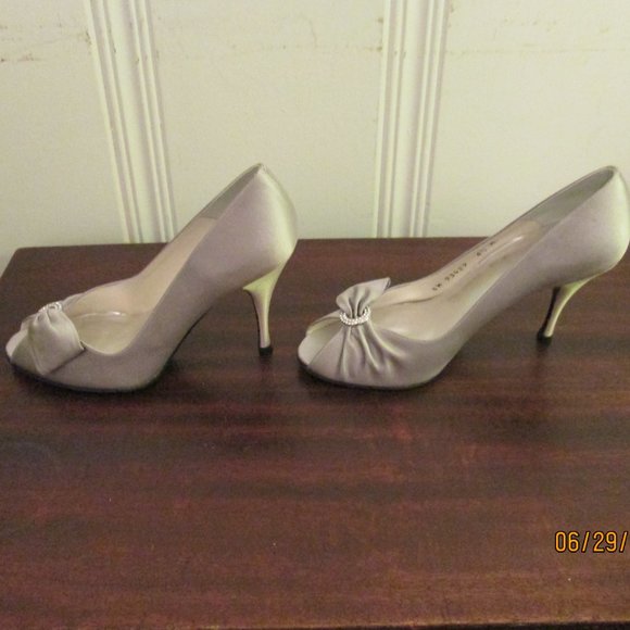 Stuart Weitzman pale silver satin pumps with rhinestone circle Stunning - Picture 5 of 8